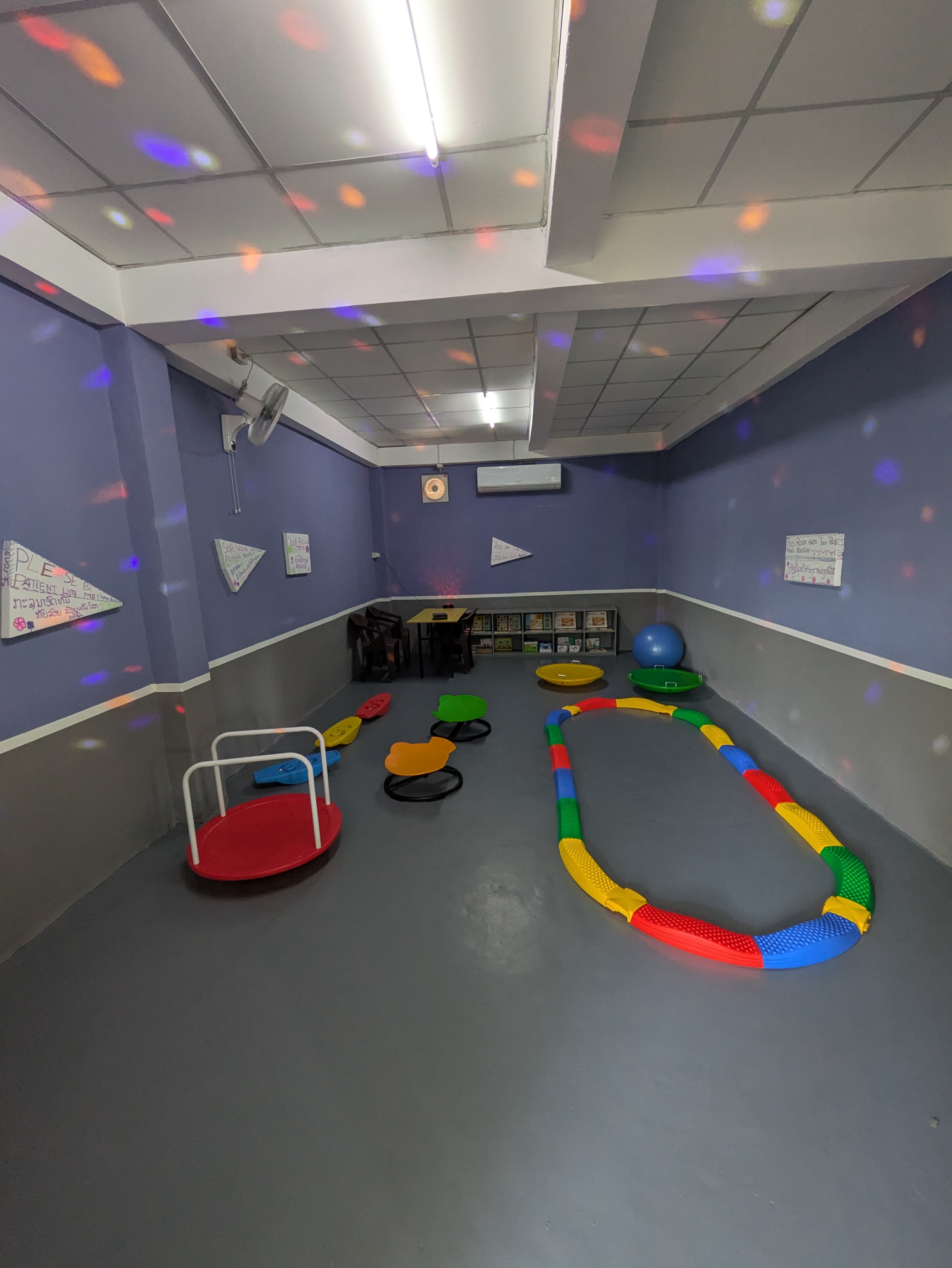 Therapy session with child and therapist at Smart Mind Academy